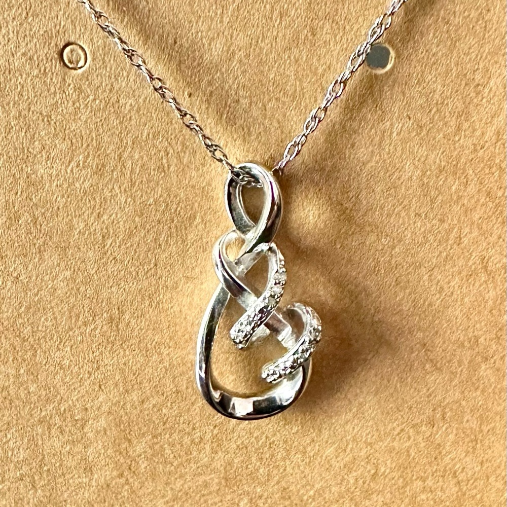 Beautiful Pendant - Picture 5 of 6